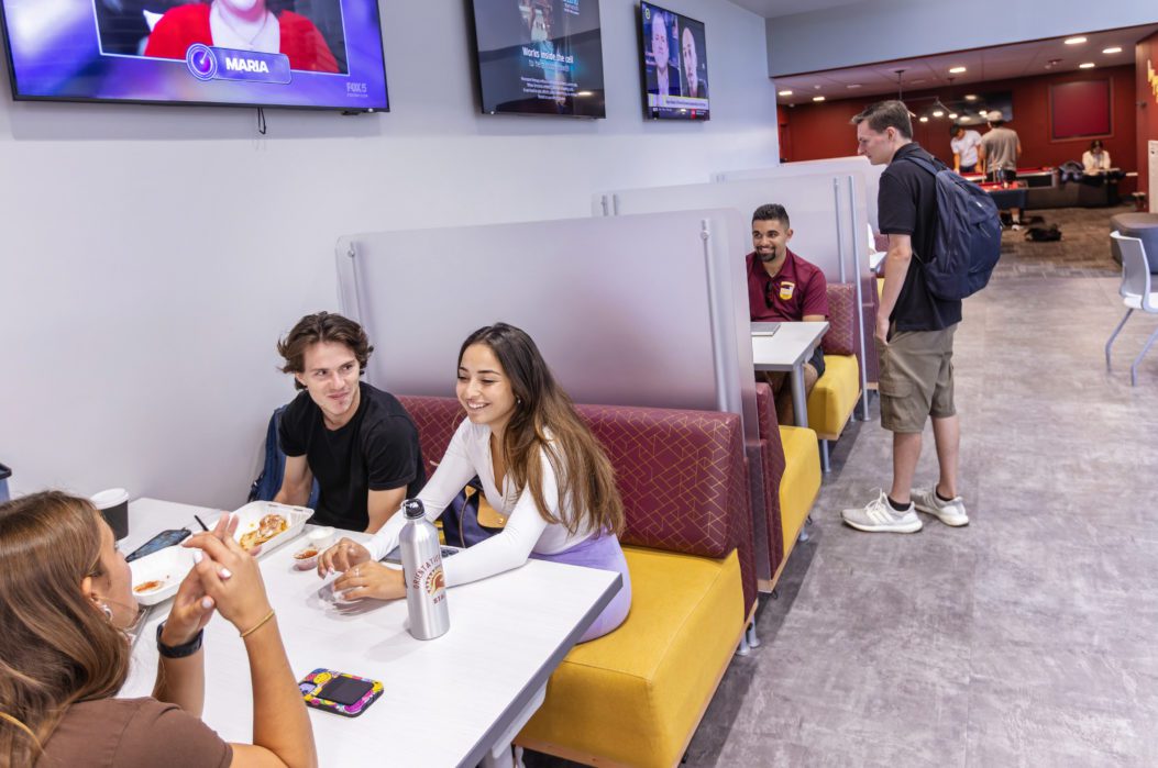 Students dining in Romano Alumni Student CEnter