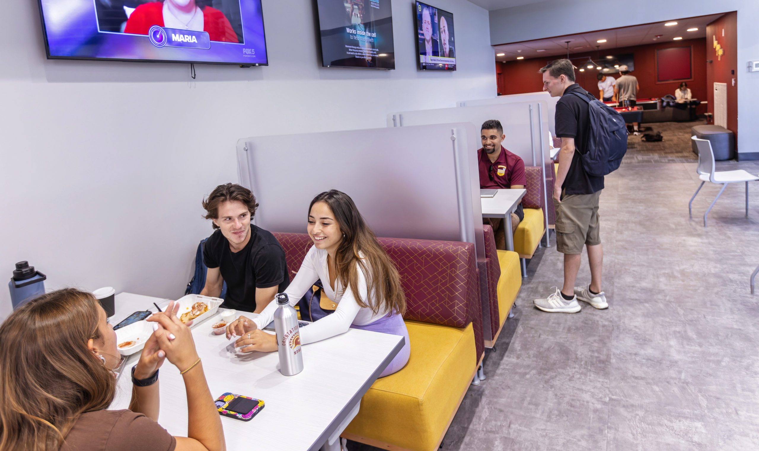 Students dining in Romano Alumni Student CEnter