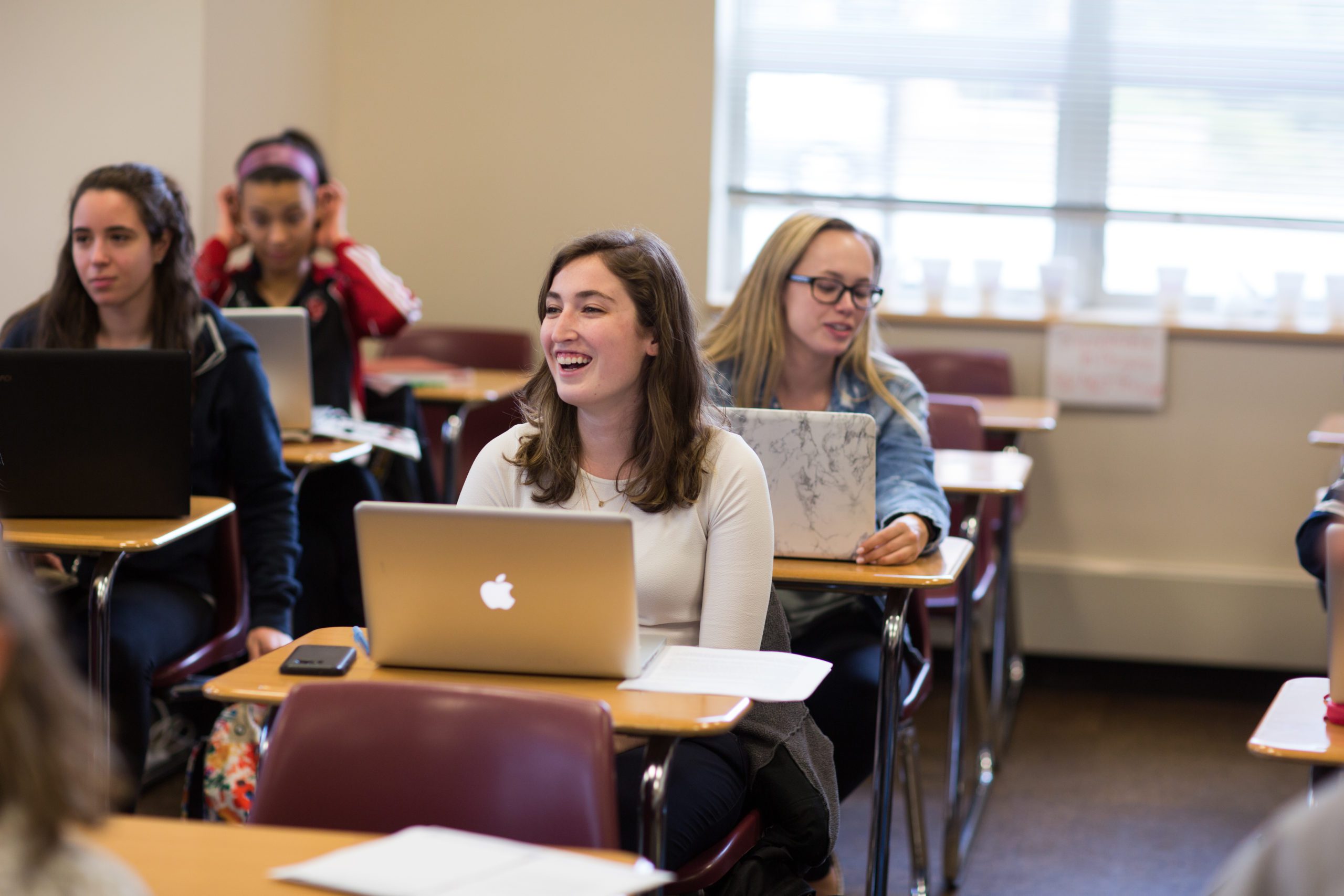 Students-sitting-at-desks-in-the-classroom