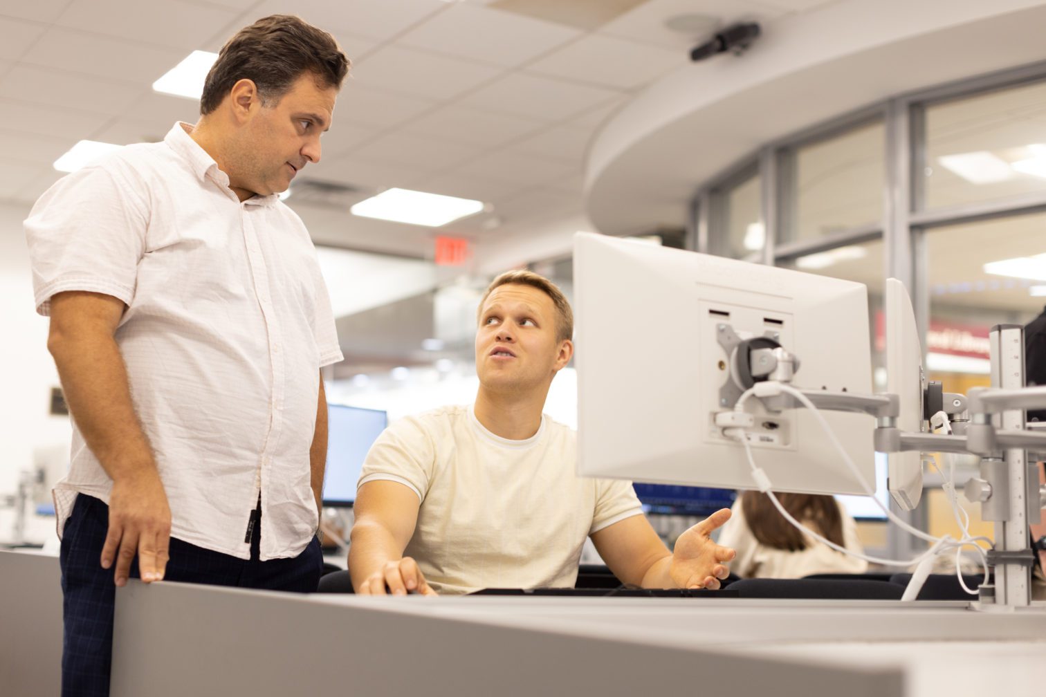 A student and a professor in the bloomberg lab.